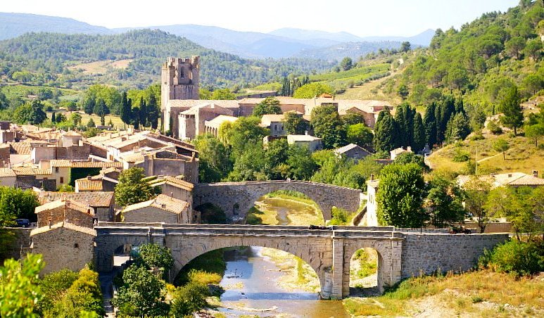 La bella localidad vinícola de Lagrasse en Francia CRUCEROS FLUVIALES CANALES DE FRANCIA CRUCEROS DE LUJO